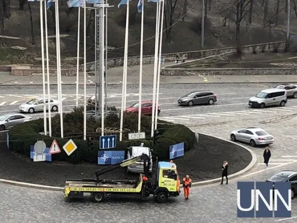 На столичной Европейской площади автомобиль влетел в клумбу
