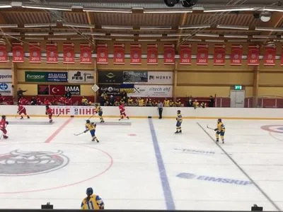 Женская сборная Украины по хоккею провела первую игру на чемпионате мира