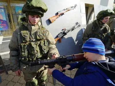 Российские гаубицы, "Грады" и марш: в оккупированном Крыму отметили "День защитника отечества"