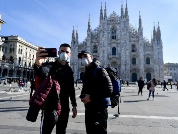 Эпицентр коронавируса в Европе: в Италии опустели полки супермаркетов, а модные стритстайлеры одели маски