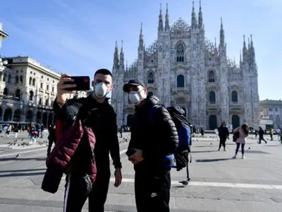 Епіцентр коронавірусу в Європі: в Італії спорожніли полиці супермаркетів, а модні стрітстайлери одягли маски