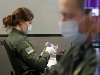 Гончарук: в Украине будут проверять самолеты из всех стран, где обнаружили коронавирус