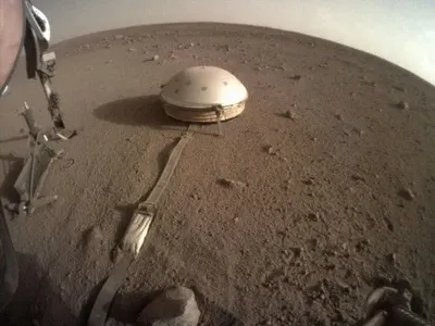 Зонд InSight зафиксировал сотни подземных толчков и нашел следы магнетизма на Марсе