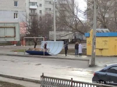 Сильний вітер повалив зупинку в середмісті Кропивницького