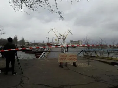 В Николаеве из-за непогоды снесло часть пешеходного моста