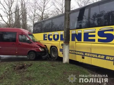 У Миколаєві зіткнулись маршрутка та рейсовий автобус, постраждали шестеро людей