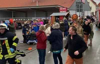 В Германии неизвестный въехал на автомобиле в участников карнавала, есть пострадавшие