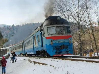 Укрзализныця ликвидировала последствия непогоды во Львовской области, движение поездов восстановлено
