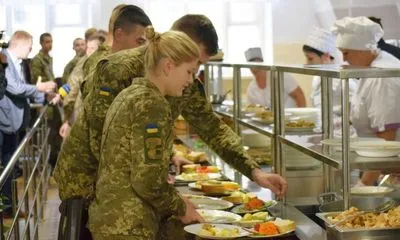 У Міноборони запевнили, що не зменшуватимуть норми харчування військових