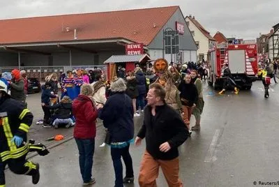 Суд арестовал водителя, который въехал в карнавальное шествие в Германии
