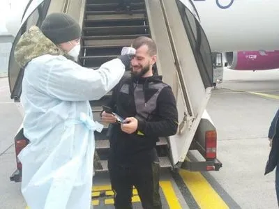 У "Жулянах" пасажирів рейсу з Італії через новий коронавірус почали перевіряти прикордонники