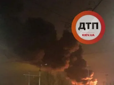 В Киеве произошел масштабный пожар: горела пластиковая тара и деревянные поддоны