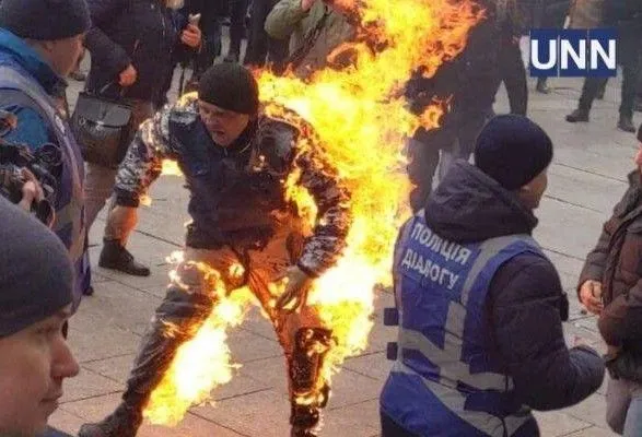 На акції протесту у центрі Києва чоловік сам себе підпалив