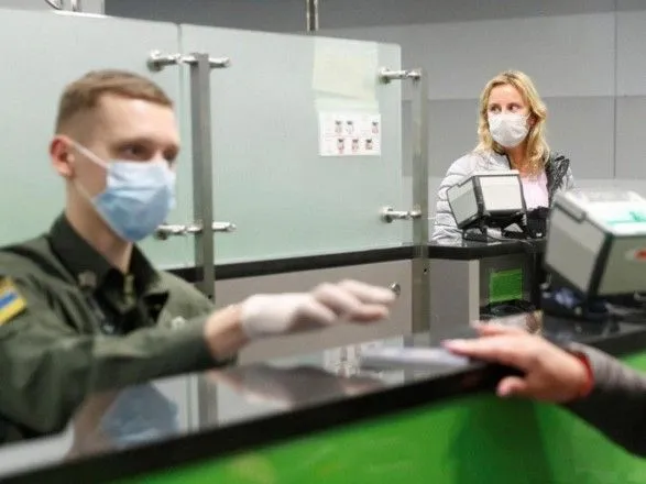 У Києві люди скуповують медичні маски оптом по 200 штук