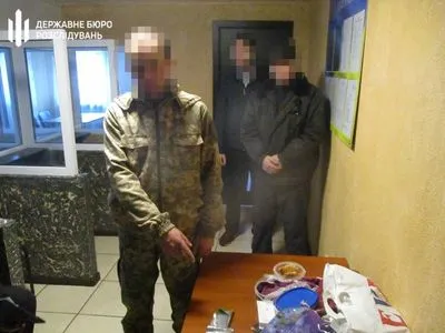 Сотрудник Запорожского СИЗО подозревается в сбыте наркотиков осужденным
