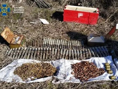 На Луганщині поблизу лінії розмежування знайшли схрон із артилерійськими снарядами