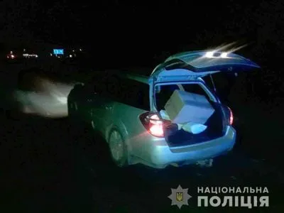 В Черкасской области задержали банду, которая воровала груз из грузовиков на ходу