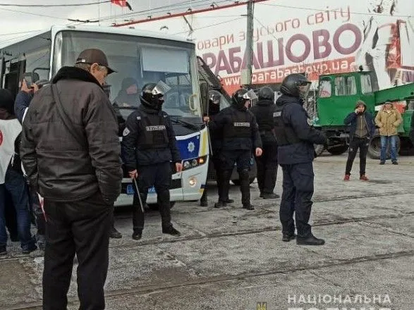 sutichki-na-rinku-barabashovo-u-kharkovi-politsiya-zatrimala-20-gromadyan