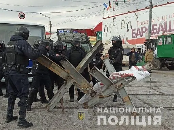 На рынке "Барабашово" в Харькове столкновения: в ход пошли пиротехника и слезоточивый газ