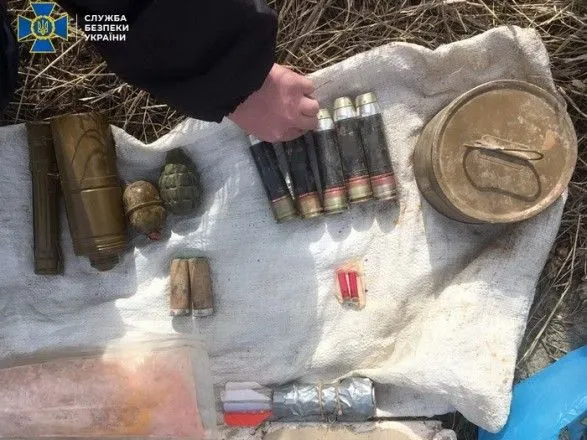 На Луганщині знайшли схрон із вибухівкою та гранатометними пострілами