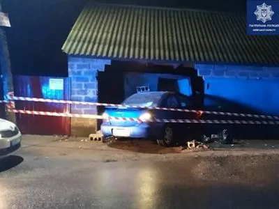 На Київщині автівка в'їхала в гараж, постраждали двоє людей