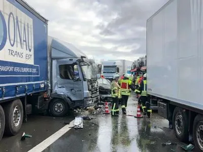 Десятки людей були поранені в результаті ДТП між 17 авто у Німеччині