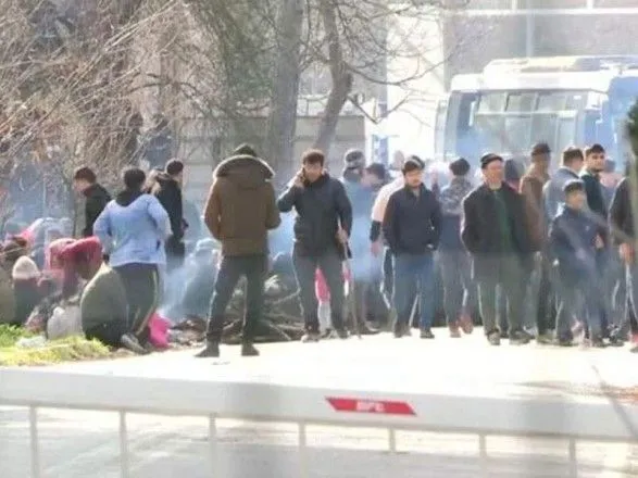 Греческая полиция применила слезоточивый газ для сдерживания мигрантов на границе с Турцией