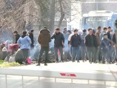 Грецька поліція застосувала сльозогінний газ для стримування мігрантів на кордоні із Туреччиною