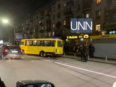 В Киеве легковушка влетела в маршрутку