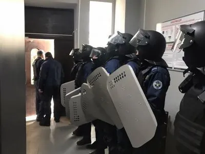 Столкновения в Жмеренском горсовете: неизвестные пытались сорвать избрание меры пресечения задержанным