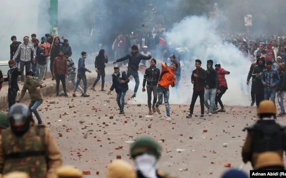 В Индии задержали более 600 человек после столкновений в Дели