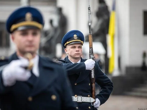 Возле здания Верховной Рады МВД и Нацгвардия провели первый церемониал чествования государственных символов