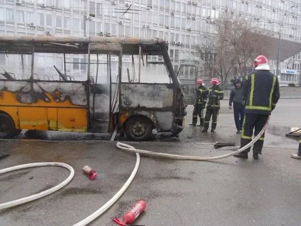 В Киеве во время движения загорелась маршрутка