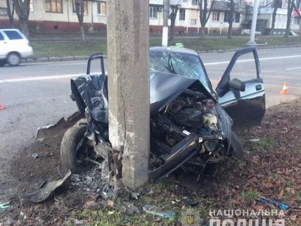 На Полтавщині автомобіль зіткнувся з електроопорою, водія госпіталізовано
