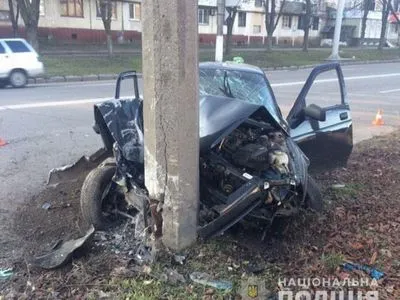 На Полтавщині автомобіль зіткнувся з електроопорою, водія госпіталізовано