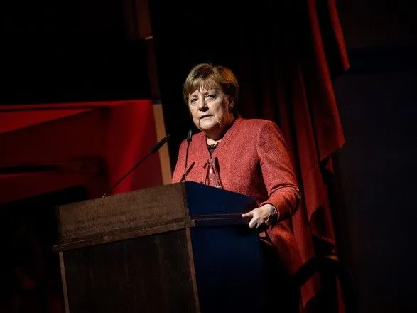 Эпидемия коронавируса: глава МВД Германии отказался пожать руку Меркель из-за ситуации с COVID-19
