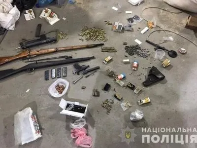 На Одещині з гаража вилучили арсенал зброї та боєприпасів