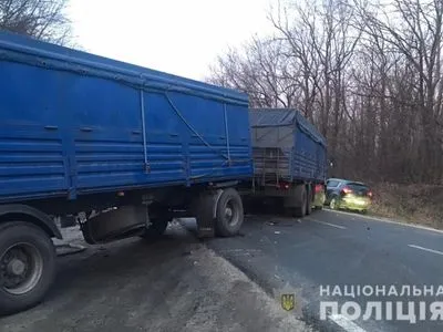 На Харківщині зіткнулися "КамАЗ" та легковик, загинули четверо людей