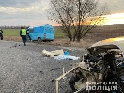 На Дніпропетровщині сталася ДТП за участю трьох автомобілів: є загиблий та травмовані