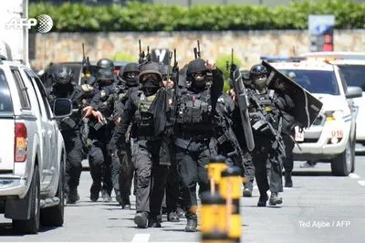 На место захвата заложников в ТЦ в Маниле отправили вооруженную полицию