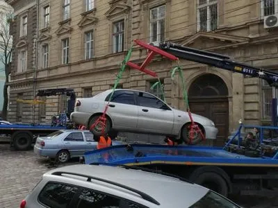 Во Львове началась массовая эвакуация автомобилей