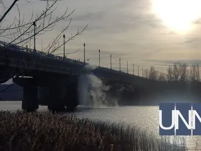 Часть Киева осталась без горячей воды из-за прорыва трубы на мосту Патона