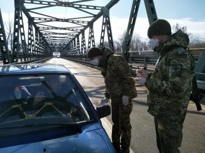 После проверки автомобиля украинца с коронавирусом в самоизоляцию отправился таможенник