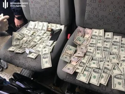 Таможенника поймали на взятке 12 тыс. долларов за беспрепятственное оформление автомобилей