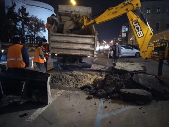 В центре Киева в результате порыва трубопровода просел асфальт