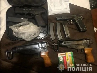 В центре Львова мужчина продавал оружие и боеприпасы