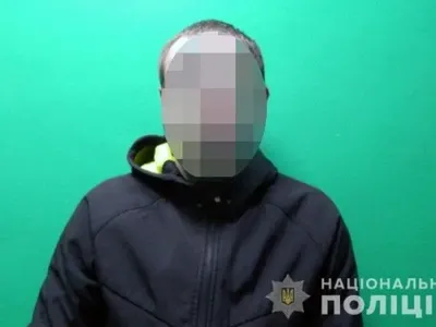 У Києві рецидивіст біля кафе вдарив опонента ножем у груди