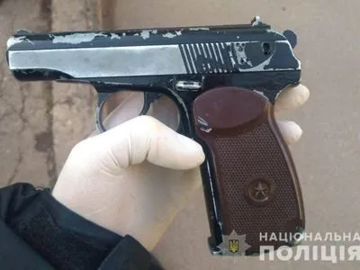 В Виннице нетрезвый мужчина угрожал собственной дочери пистолетом