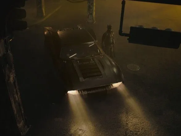 Кадри зі зйомок нового "Бетмена": нуарний Роберт Паттісон сідає у новий бетмобіль