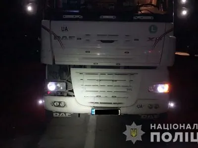 На Миколаївщині вантажівка на смерть збила чоловіка